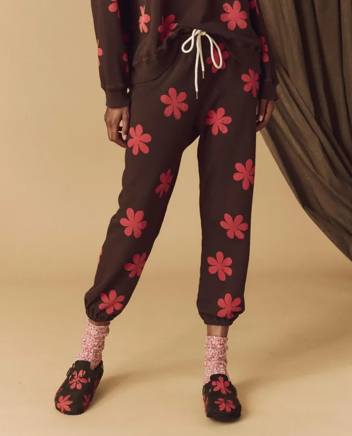 Novelty Tees and Sweats Women The Great The Hand Stamped Stadium Sweatpant Mocha With Hot Red Daisy