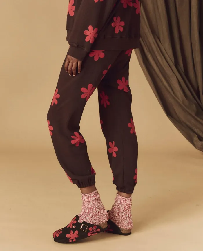 Novelty Tees and Sweats Women The Great The Hand Stamped Stadium Sweatpant Mocha With Hot Red Daisy Novelty Tees and Sweats Women The Great The Hand Stamped Stadium Sweatpant Mocha With Hot Red Daisy