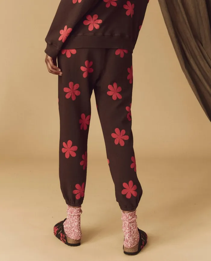 Novelty Tees and Sweats Women The Great The Hand Stamped Stadium Sweatpant Mocha With Hot Red Daisy Novelty Tees and Sweats Women The Great The Hand Stamped Stadium Sweatpant Mocha With Hot Red Daisy