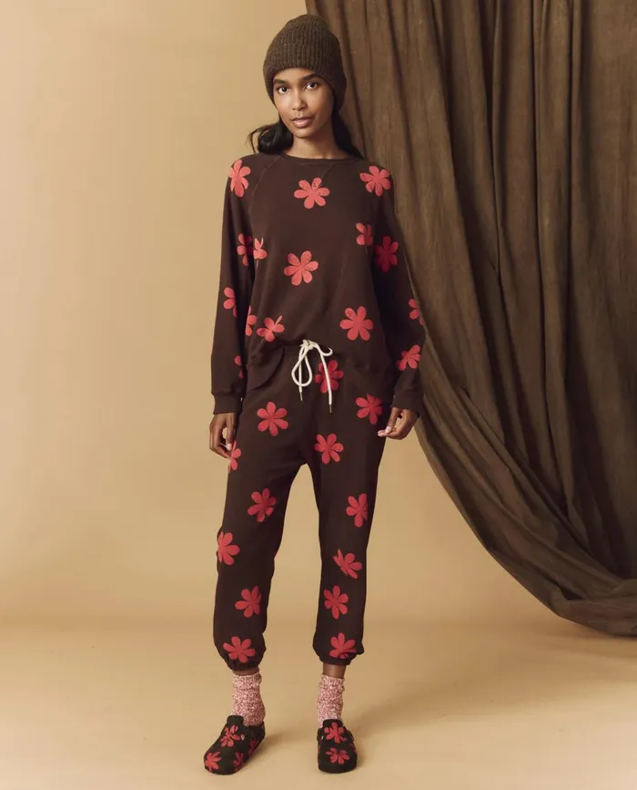 Novelty Tees and Sweats Women The Great The Hand Stamped Stadium Sweatpant Mocha With Hot Red Daisy Novelty Tees and Sweats Women The Great The Hand Stamped Stadium Sweatpant Mocha With Hot Red Daisy