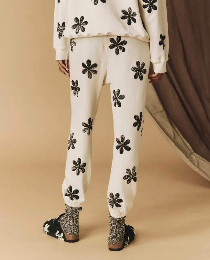 Novelty Tees and Sweats Women The Great The Hand Stamped Stadium Sweatpant Washed White With Black Daisy Novelty Tees and Sweats Women The Great The Hand Stamped Stadium Sweatpant Washed White With Black Daisy