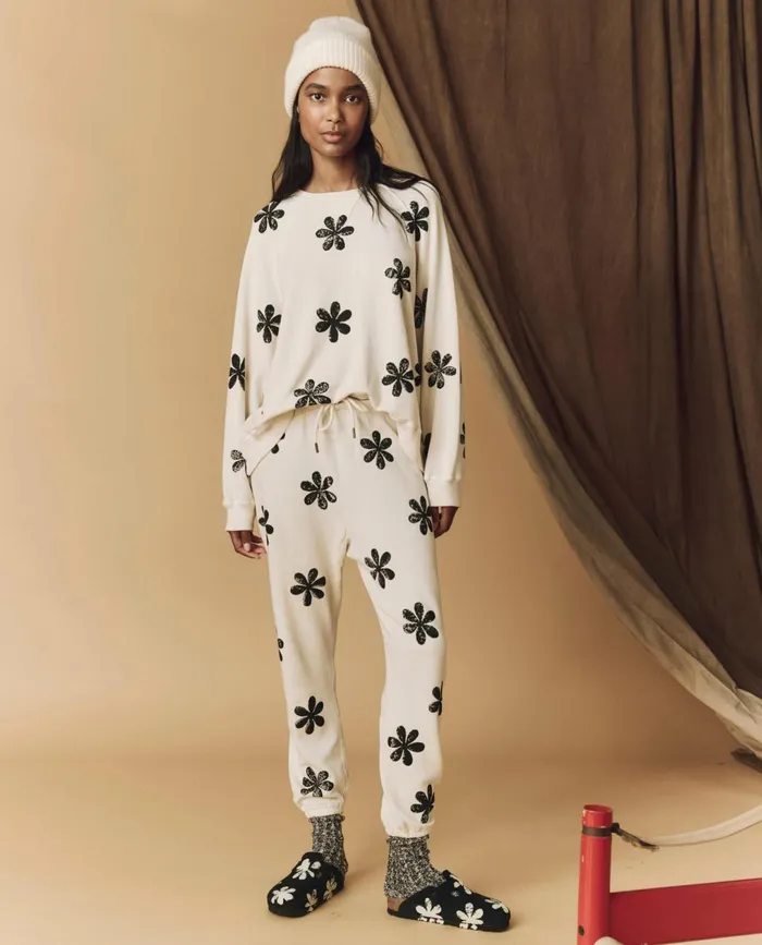 Novelty Tees and Sweats Women The Great The Hand Stamped Stadium Sweatpant Washed White With Black Daisy Novelty Tees and Sweats Women The Great The Hand Stamped Stadium Sweatpant Washed White With Black Daisy