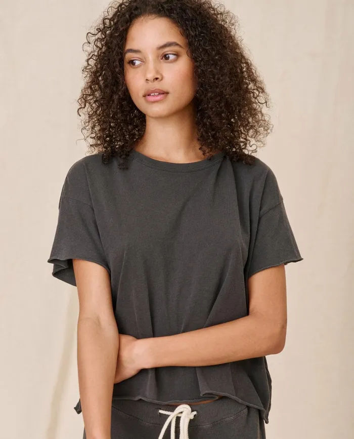 Tees Women The Great The Crop Tee Solid Washed Black
